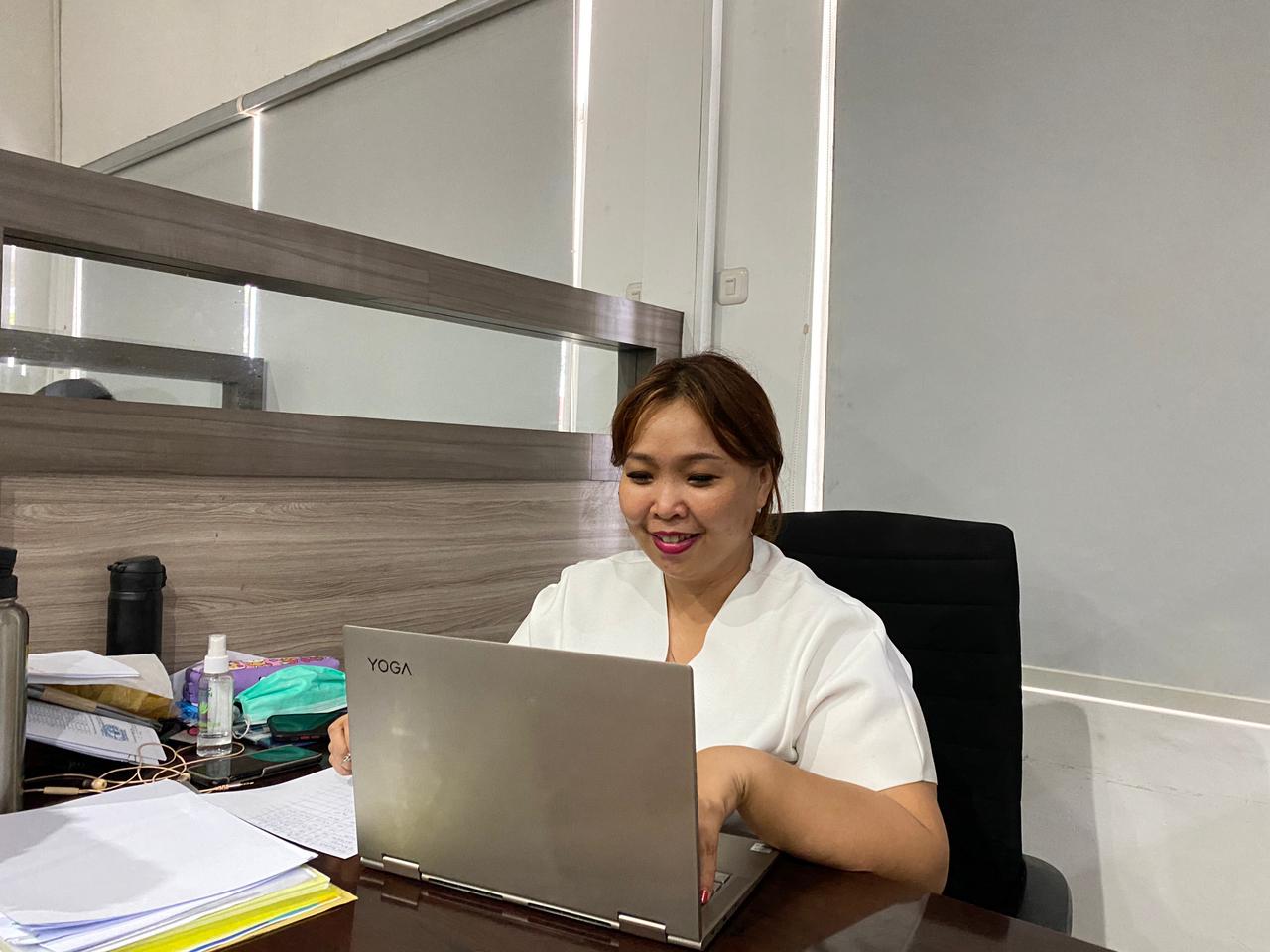 Hari Perempuan Sedunia 2021, Kisah Marina Perempuan Tangguh  Menerangi Indonesia Timur